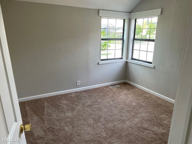 Building Photo - 4 br, 1 bath House - 1709 E 4th St