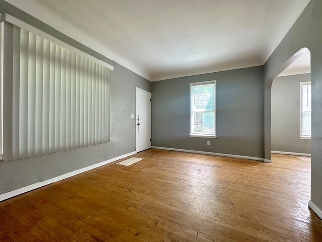 Building Photo - Amazing 5 Bedroom, 1 Bath house for rent!!