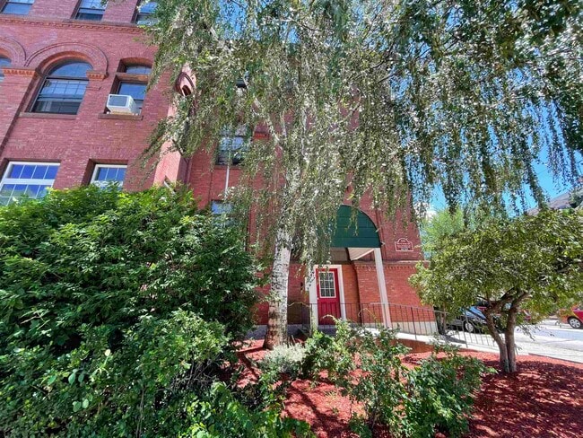 Building Photo - 521 Pine St