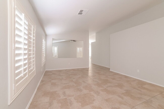 Building Photo - 323 N Ocean Dr