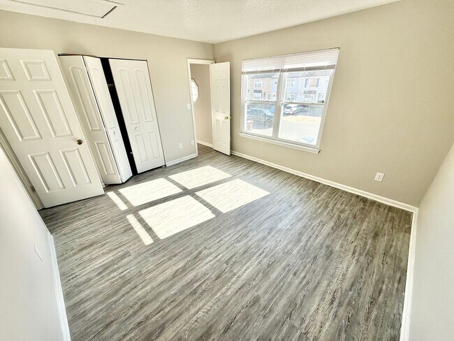 Foto del edificio - *** RENT READY!! Newly remodeled townhome!...
