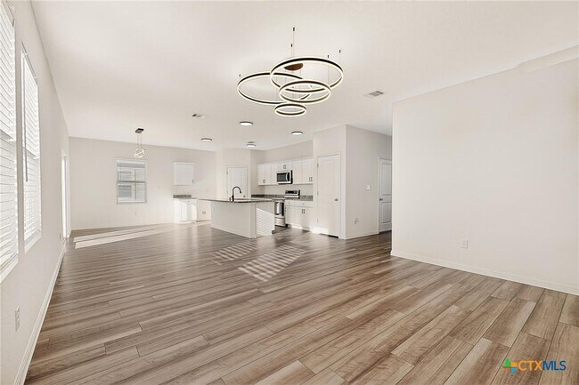 Building Photo - 361 Wren Ln