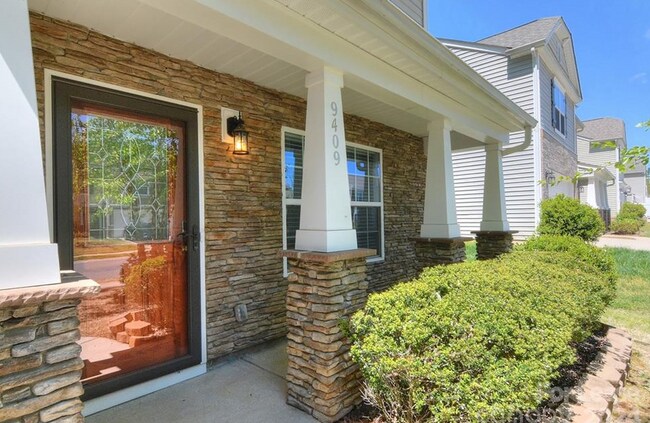Building Photo - Beautiful 5br/4bth Home with Fenced Yard i...