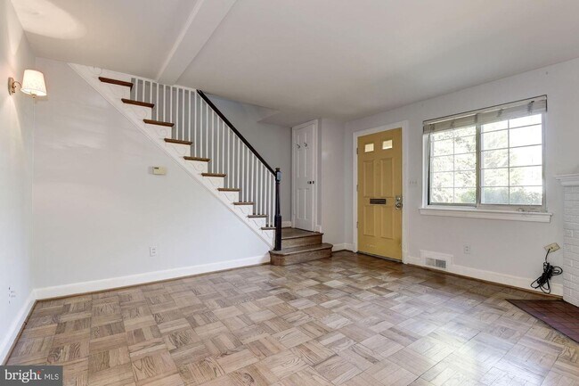 Building Photo - 816 Devon Pl
