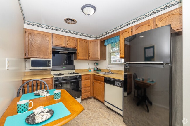 2BR, 1BA - 950SF - Kitchen - Montclair Duplex Apartments