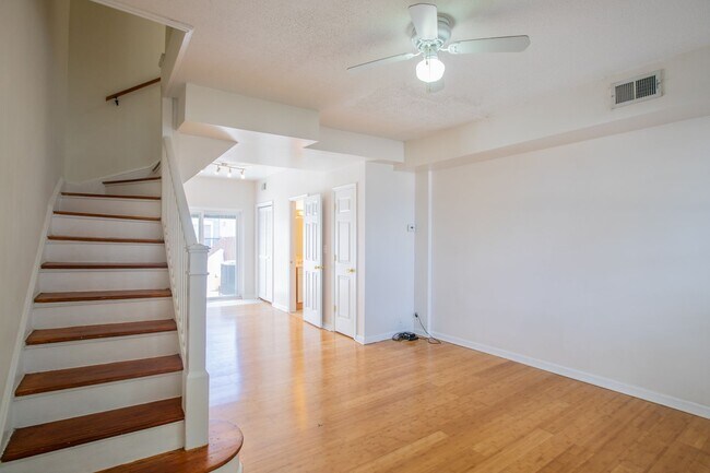 Foto del edificio - Lovely 2 BR/1 BA Townhome in NoMa!