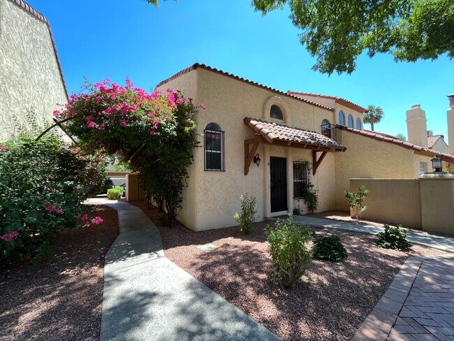 Foto del edificio - Quirky & Special Two Bedroom Townhome in B...