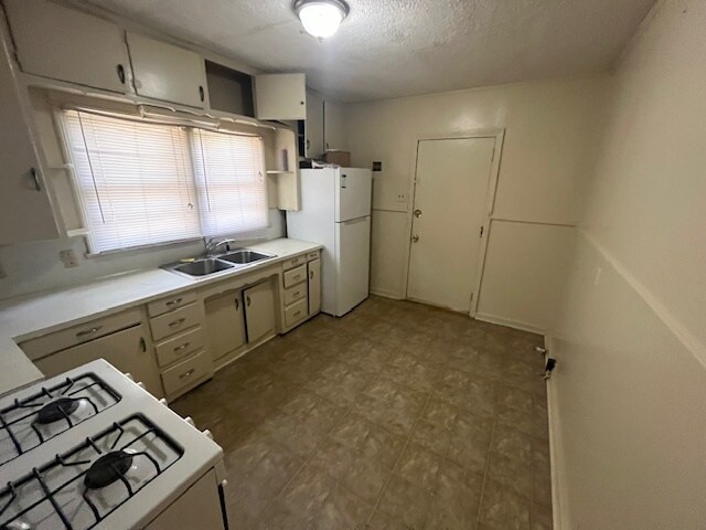Building Photo - 713 Broadmoor Dr