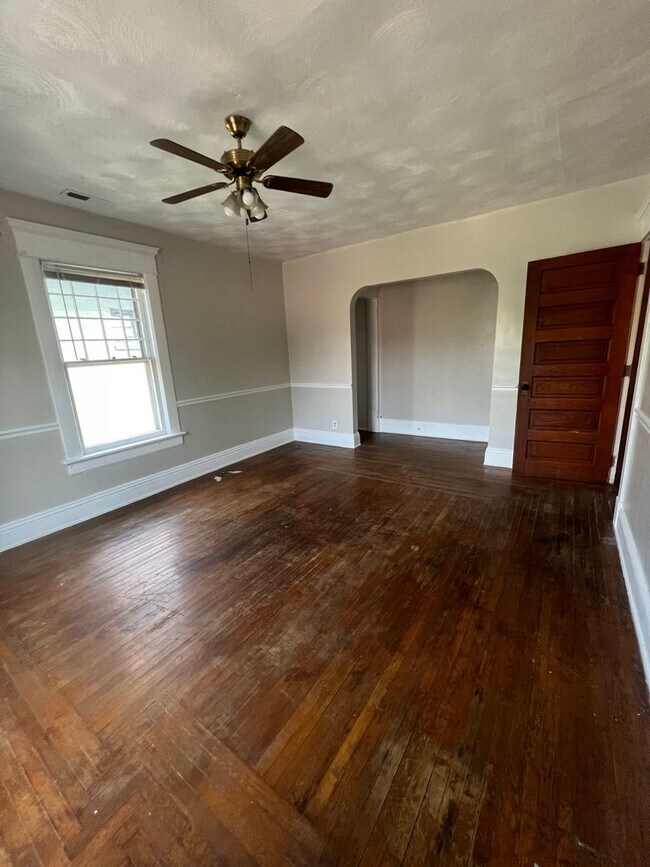 Foto del edificio - 617 E Main St