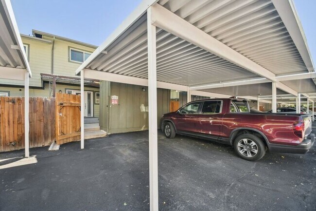 Building Photo - 626 S Carr St