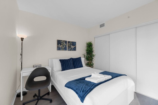 Building Photo - 251 Jarvis St