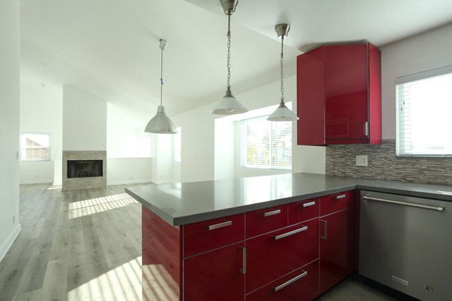 open plan living / dining / kitchen - 405 Brooks Ave