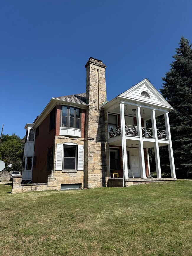 Building Photo - 2140 Wyndhurst Rd