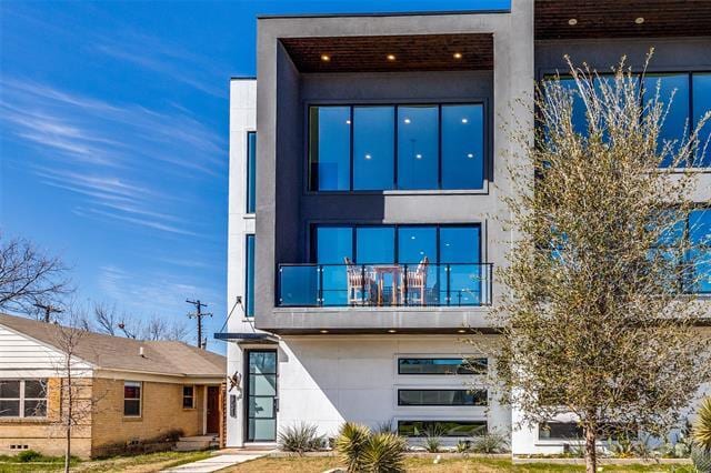 Building Photo - 3523 N Versailles Ave