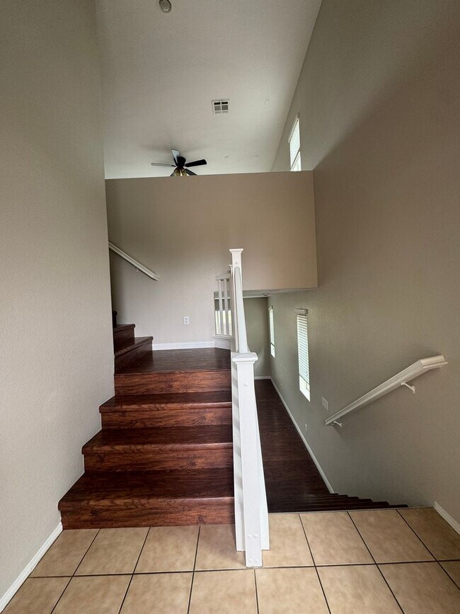 Foto del edificio - Adorable 3-Bed, 3-Bath Home in Gated Commu...