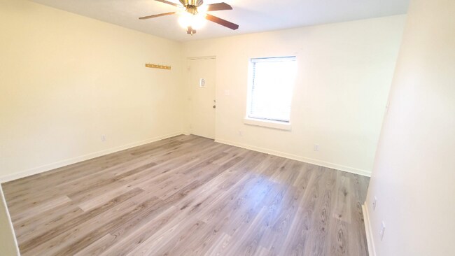 Foto del edificio - 210 Bolton Cir