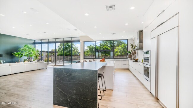Foto del edificio - 7417 E Paradise Dr