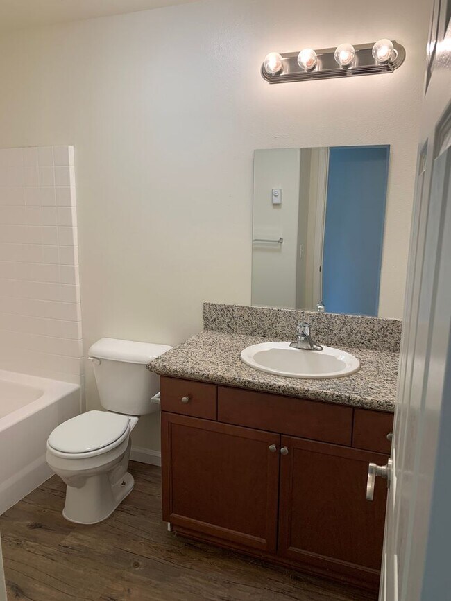 Foto del edificio - 3 Bed, 2 Bath available on Bella Oaks comi...