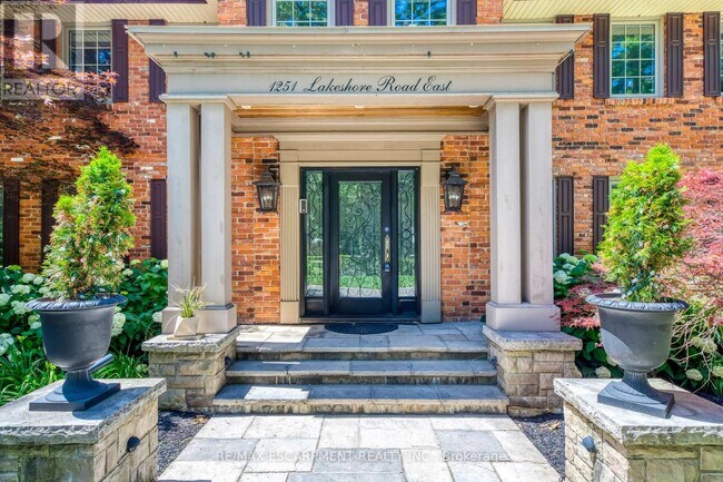 Photo du bâtiment - 1251 Lakeshore Rd E