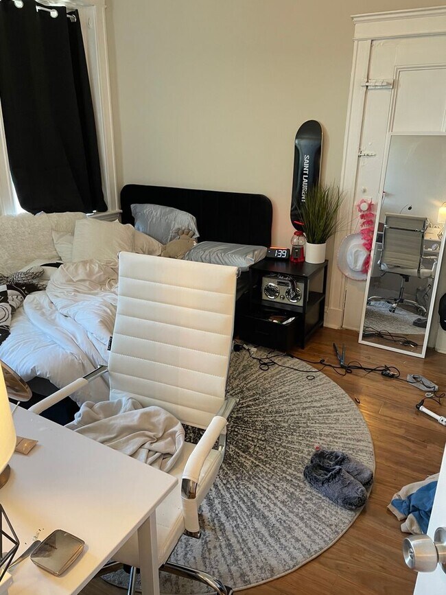 Building Photo - Available now - No Broker fee - Allston 2 bed