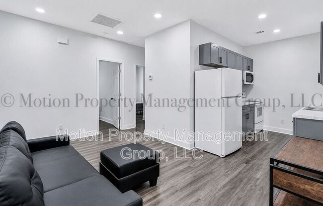 Building Photo - 702 Carmen Ave