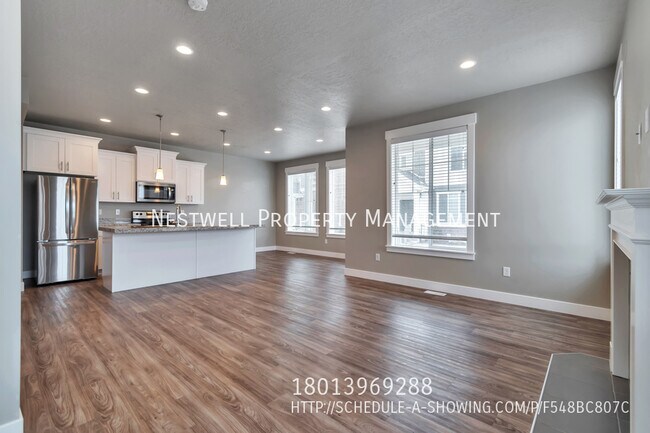 Building Photo - Sandy 4 Bed/3.5 Bath Townhome