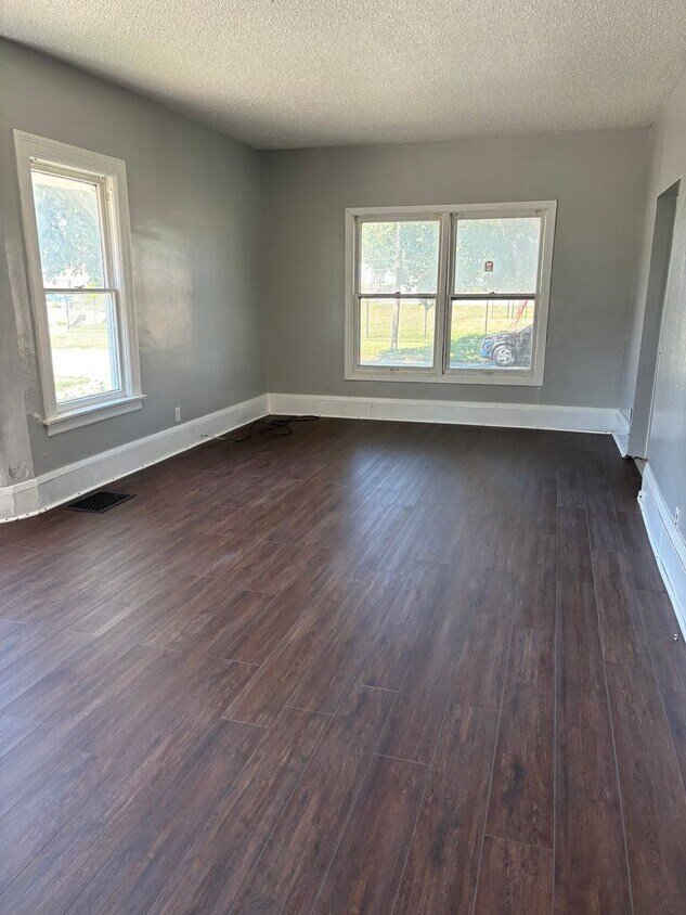 Primary Photo - Spacious 4 bedroom, 1.5 bathroom house nea...