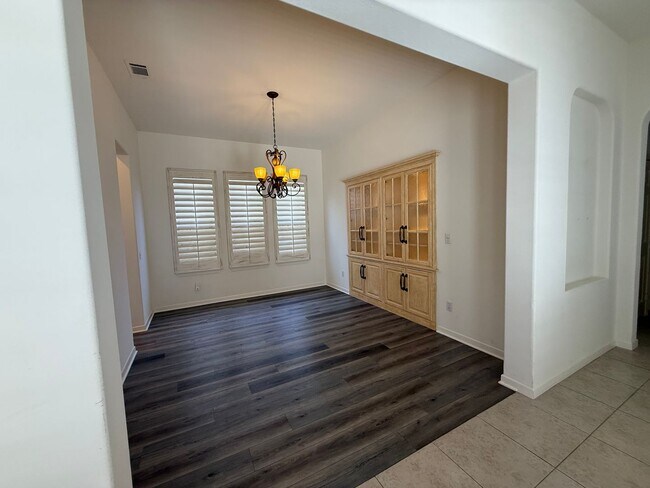 Foto del edificio - 4 bed, 3 1/2 bath beautiful home Wood Ranc...
