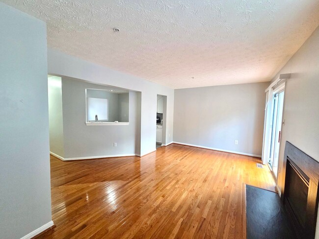 Building Photo - Spacious 4 BR/3.5 BA Townhome in Upper Mar...