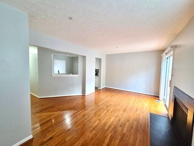Foto del edificio - Spacious 4 BR/3.5 BA Townhome in Upper Mar...