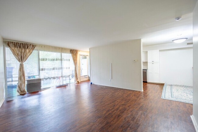 Building Photo - Charming 3 BR/2 BA Condo in Bethesda!