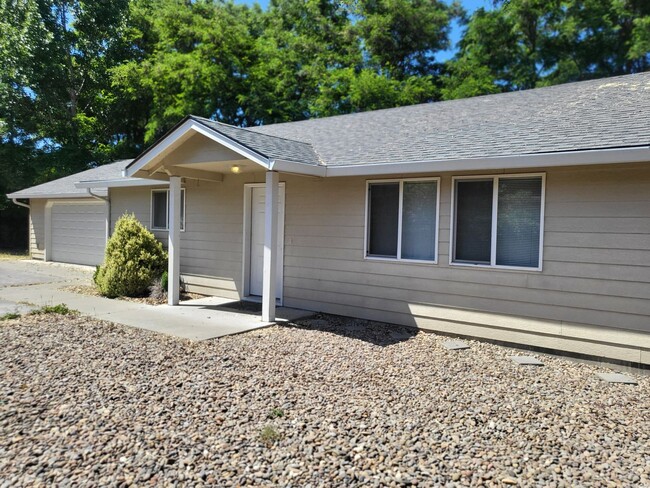 Foto del edificio - 3 bed 2 bath Home for Rent in Grants Pass