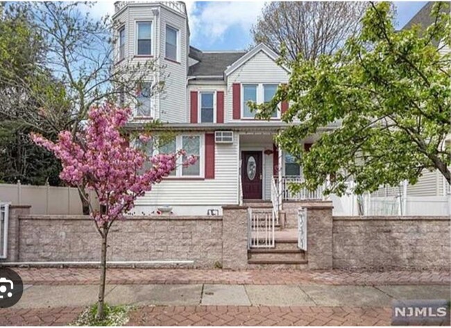 Quiet residential street - 113 Oakwood Ave