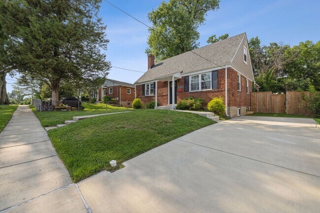 Building Photo - Amazingly Updated Cape Cod Just North of K...