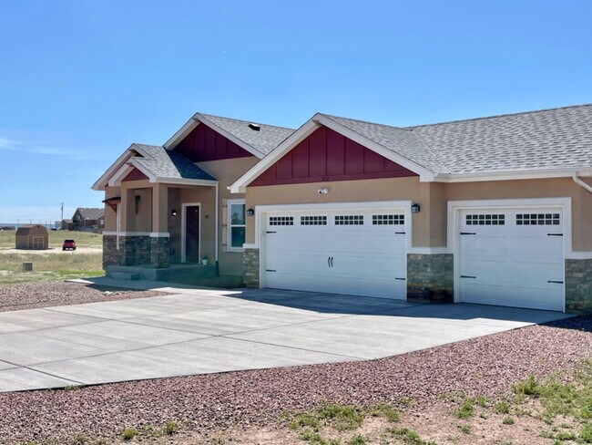 Foto del edificio - Stunning 3-Bed Ranch with 3-Car Garage & RV Parking in Pueblo West
