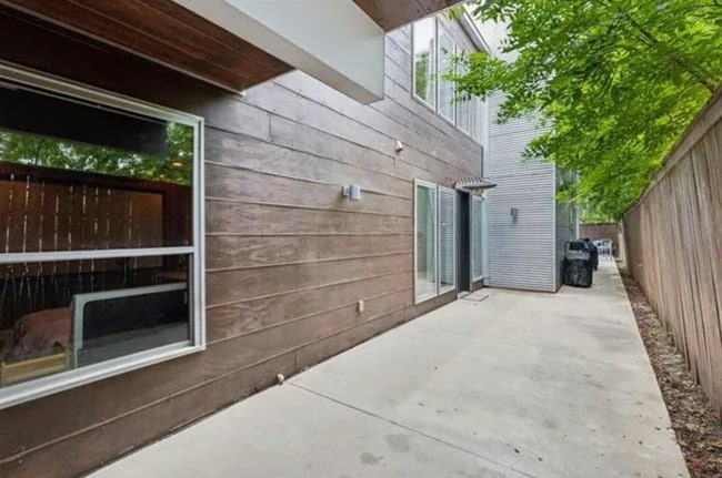Building Photo - 4413 Roseland Ave
