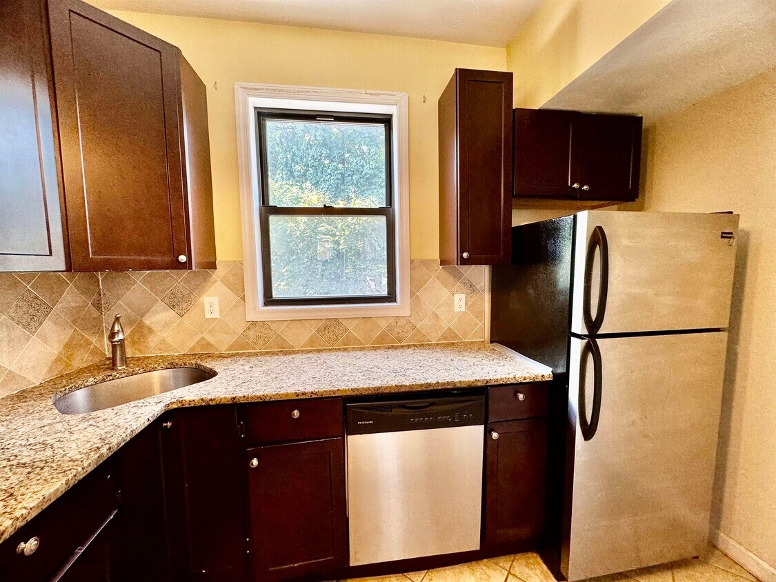Primary Photo - 687 Bergen Ave
