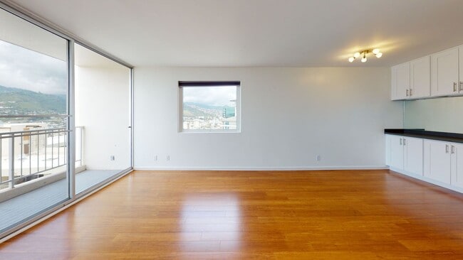 Foto del edificio - 1BD/1BA/1PRKG at the Villa on Eaton Square. Electricity included, stunning views!