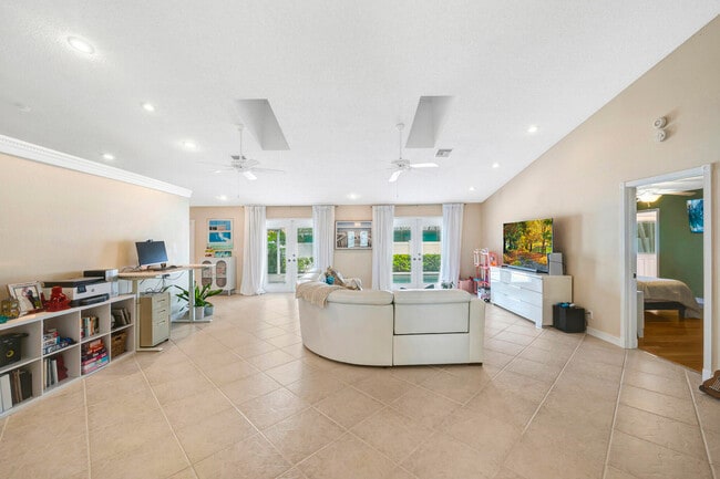 Building Photo - 7661 W Country Club Blvd