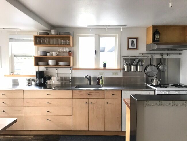Foto del edificio - 2215 Dahl Ln