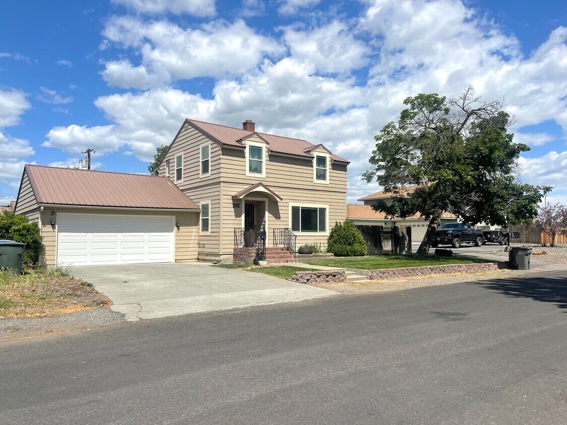 Foto principal - Beautifully Updated 4-Bedroom Home in the ...