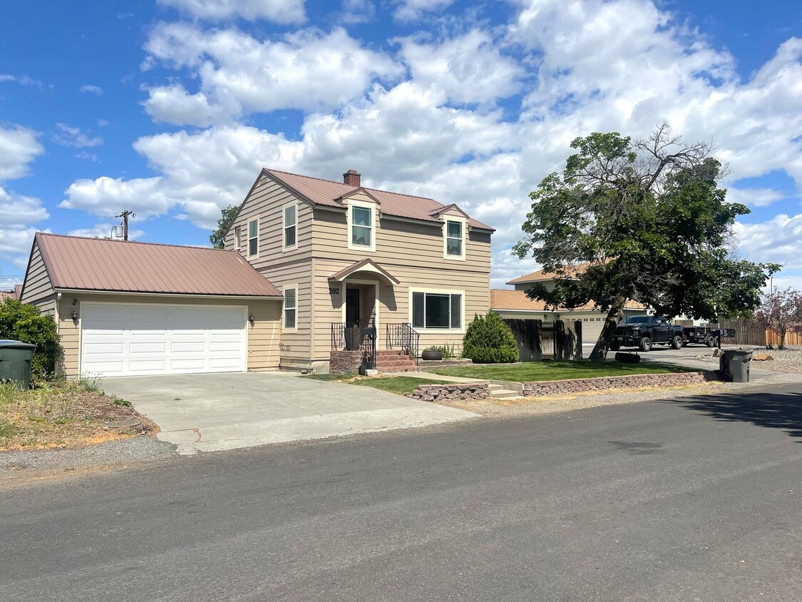 Primary Photo - Beautifully Updated 4-Bedroom Home in the ...