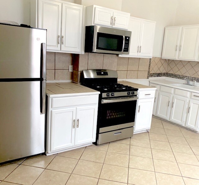 Photo - 1834 Dante St Apartments