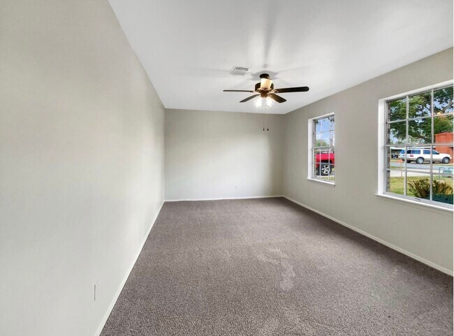 Foto del edificio - 908 Loggins Dr