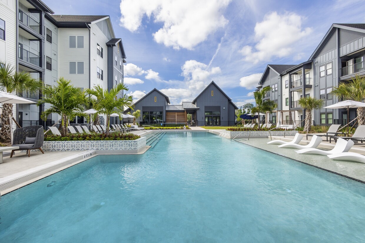 Relájese junto a la piscina en Azalea Luxury Apartments en Tampa, Florida - Azalea Luxury Apartments