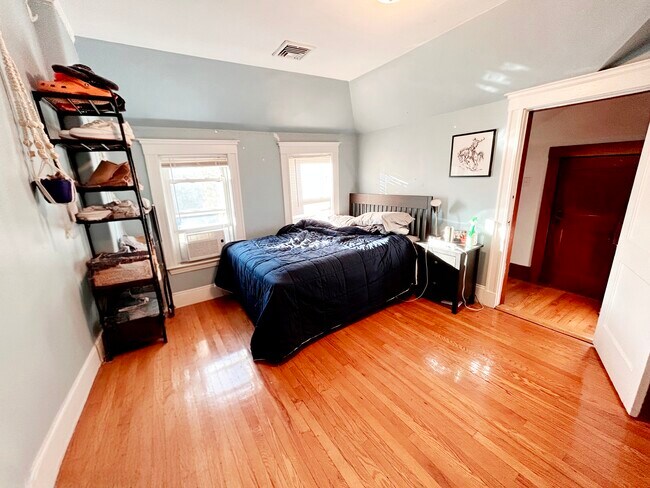 Foto del edificio - 235 Commonwealth Ave