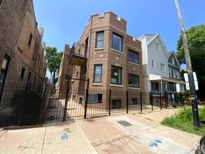 Building Photo - 3014 N California Ave