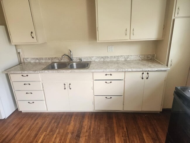 Kitchen APT B - 247 17th St