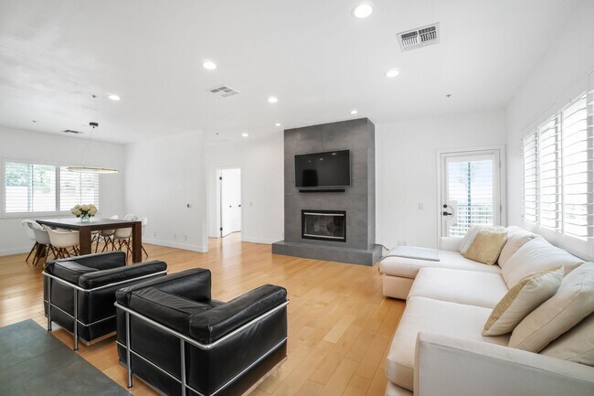 Foto del edificio - Luxury Living Awaits: Remodeled Woodland H...