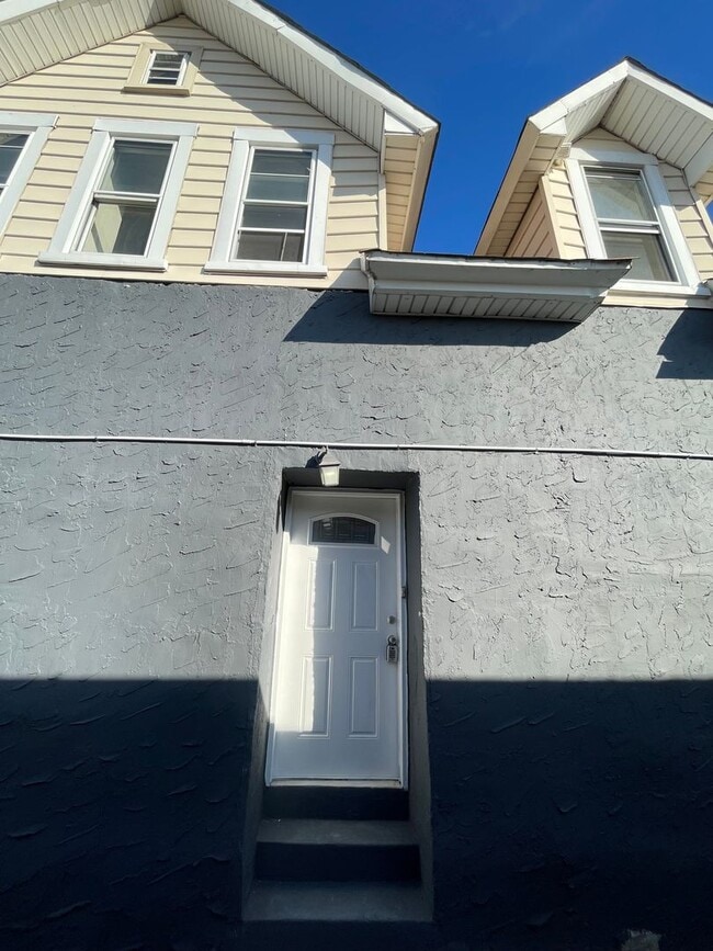 Foto del edificio - UPDATED 1 BED 1 BATH 2ND FLOOR APARTMENT